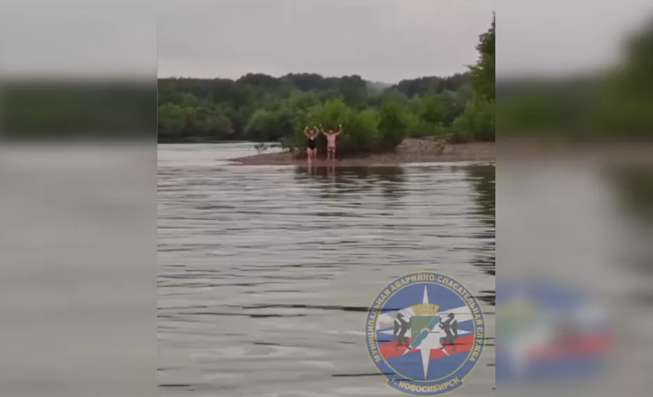 Новосибирские спасатели помогли паре обессиленных пловцов выбраться с острова