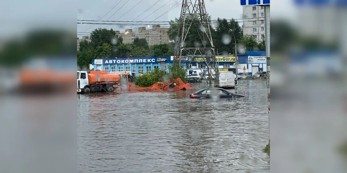 Улицы Новосибирска утонули после сильного ливня