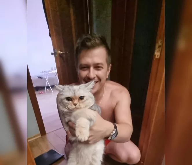 Новосибирские спасатели разобрали стену, чтобы вызволить застрявшую в трубах кошку