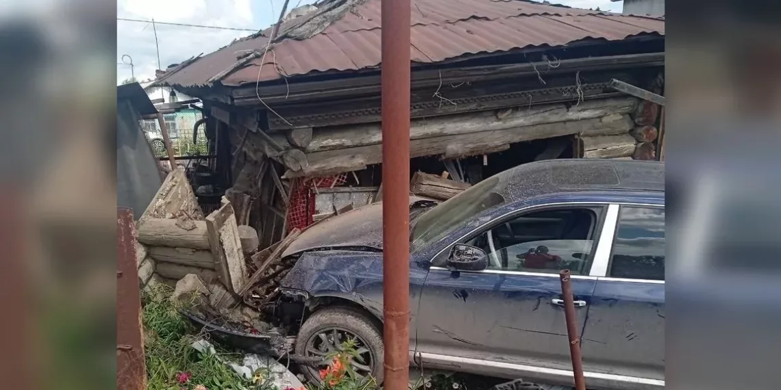 Porsche Cayenne на скорости снёс две стены частного дома в Сокуре