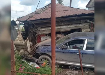 Porsche Cayenne на скорости снёс две стены частного дома в Сокуре