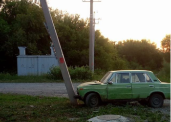 Под Новосибирском мужчина въехал в линию электропередач и оставил 2 тысячи человек без света