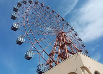 Пожарные эвакуировали семь человек с колеса обозрения на Речном вокзале