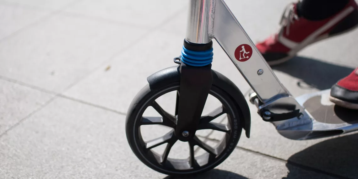 Новосибирец жестоко избил самокатчика посреди дороги в Дзержинском районе