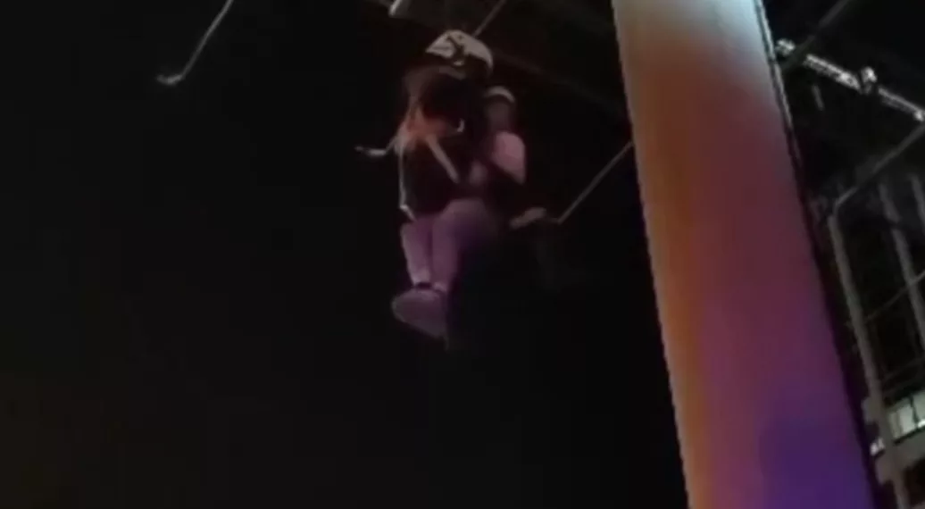 В Новосибирске мужчина залез на рекламный щит около ЖК «Флотилия» и отказывался оттуда спускаться