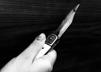 На берегу Оби нашли дачника с перерезанным горлом