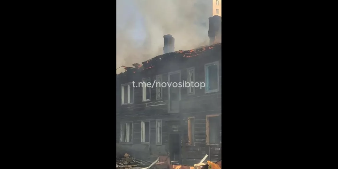 Расселенный барак в Новосибирске заполыхал огнем