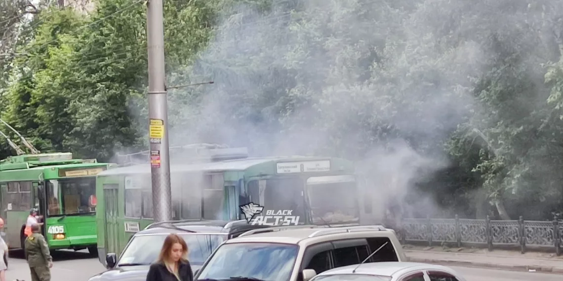 Троллейбус №8 загорелся на ходу в Новосибирске