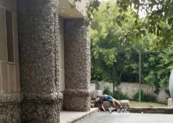 В Новосибирске под одним из общежитий нашли труп молодого человека