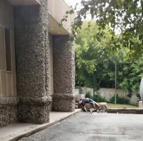 В Новосибирске под одним из общежитий нашли труп молодого человека