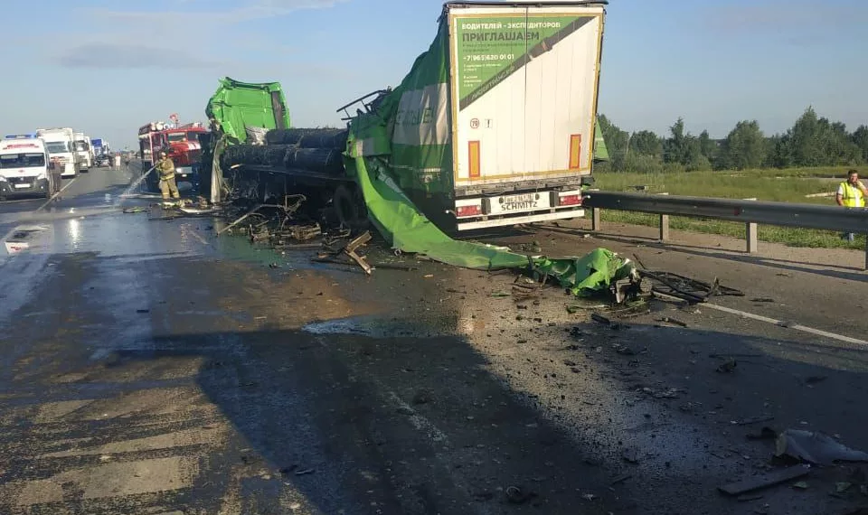 Под Новосибирском в районе Северного объезда три фуры разбились всмятку