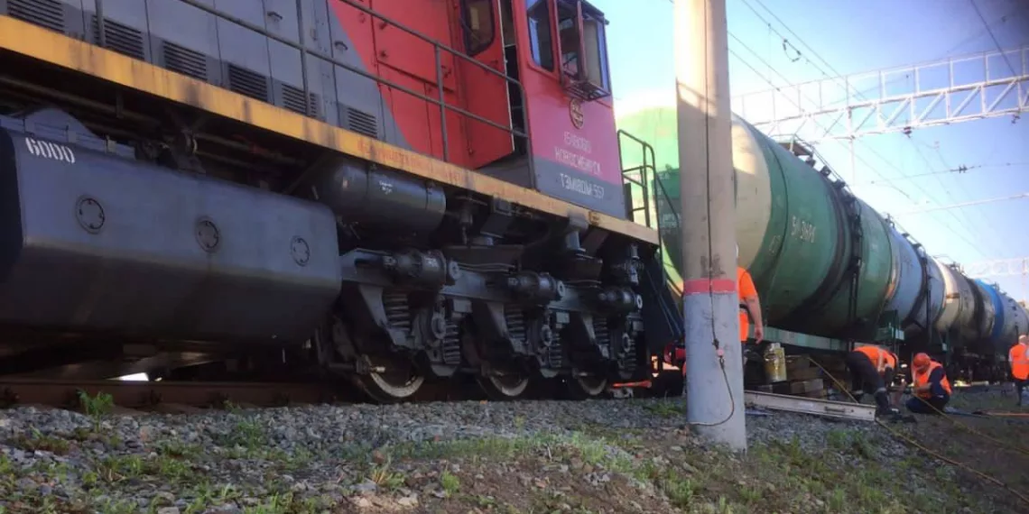 Тепловоз и вагон с бензином сошли с рельсов под Новосибирском