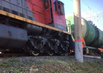 Тепловоз и вагон с бензином сошли с рельсов под Новосибирском