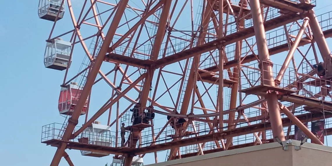 Стала известна причина остановки колеса обозрения на Михайловской набережной