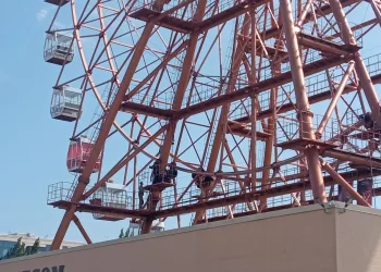 Стала известна причина остановки колеса обозрения на Михайловской набережной