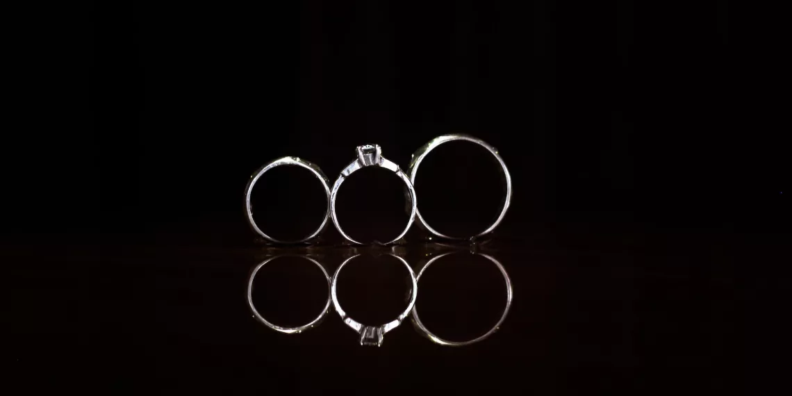 Грабитель сломал замок и стащил ценности из жилья сибирячки