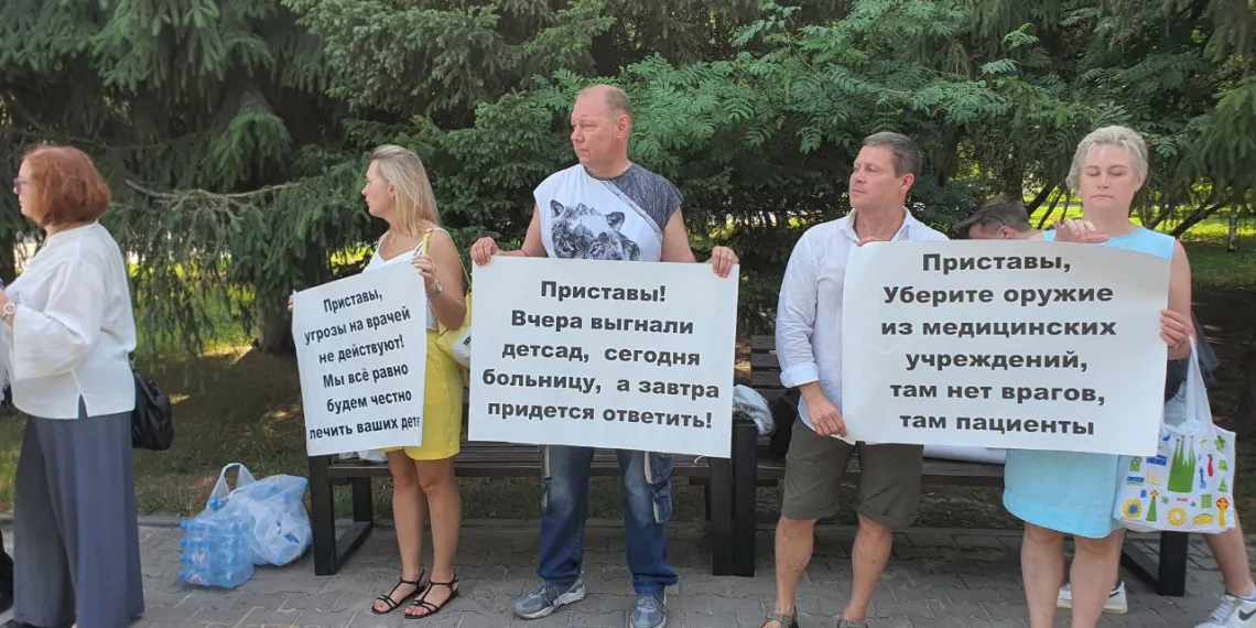 Взятая штурмом клиника «1+1» провела пикет в центре Новосибирска