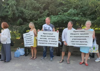 Взятая штурмом клиника «1+1» провела пикет в центре Новосибирска