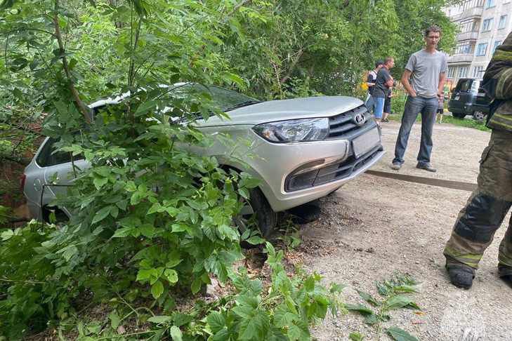 В Новосибирске автоледи чуть не отправила себя и ребенка в обрыв