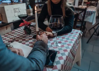 Большая часть россиян по-прежнему предпочитает знакомиться онлайн