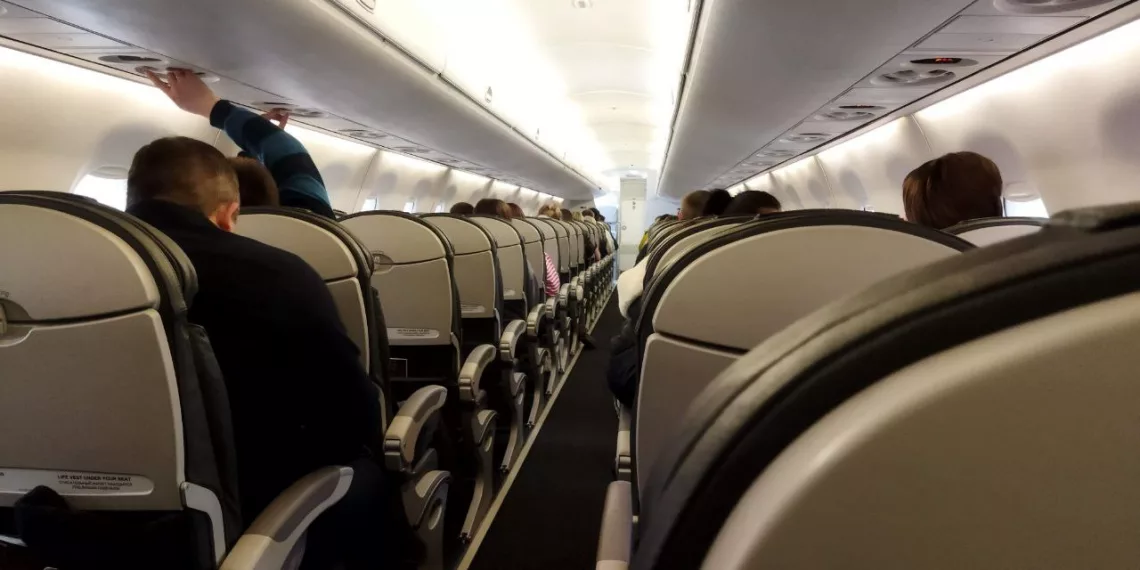 Летевшей из Новосибирска в Москву самолет направили на запасной аэродром из-за атаки беспилотников