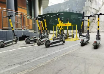 Единственный в Новосибирске кикшеринг оснастит свои самокаты шлемами