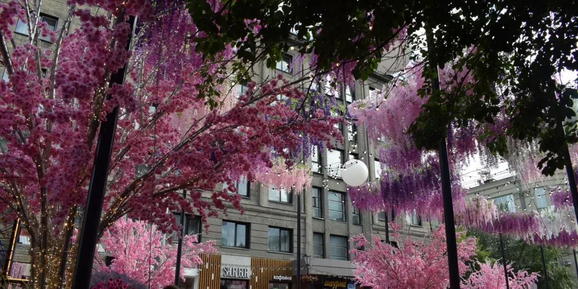 Власти объявили о закрытии Фестиваля цветов на улице Ленина