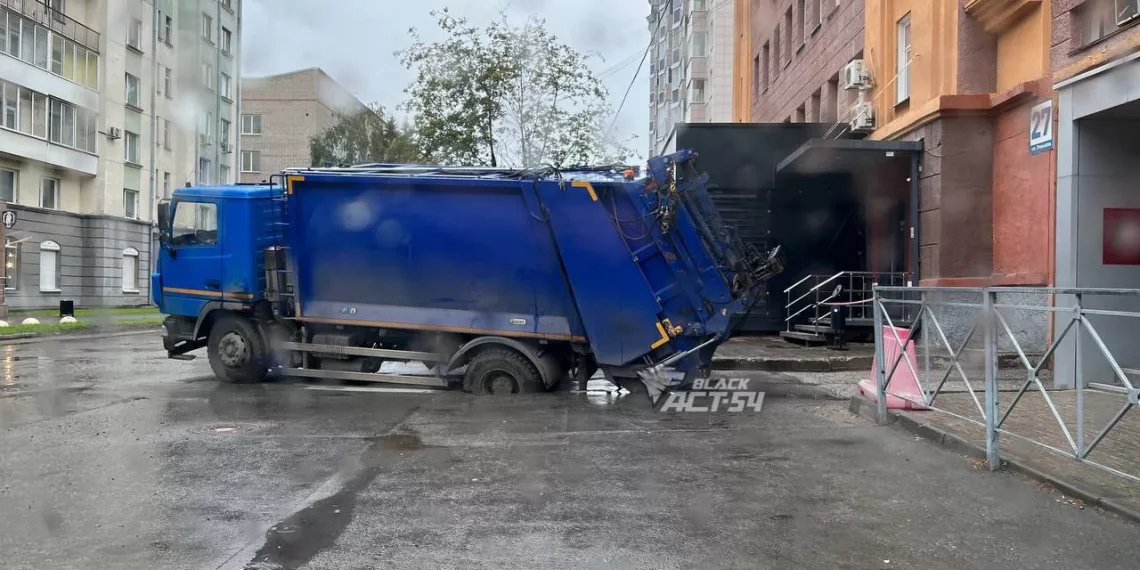 В Новосибирске опять провалился асфальт, на этот раз пострадал мусоровоз