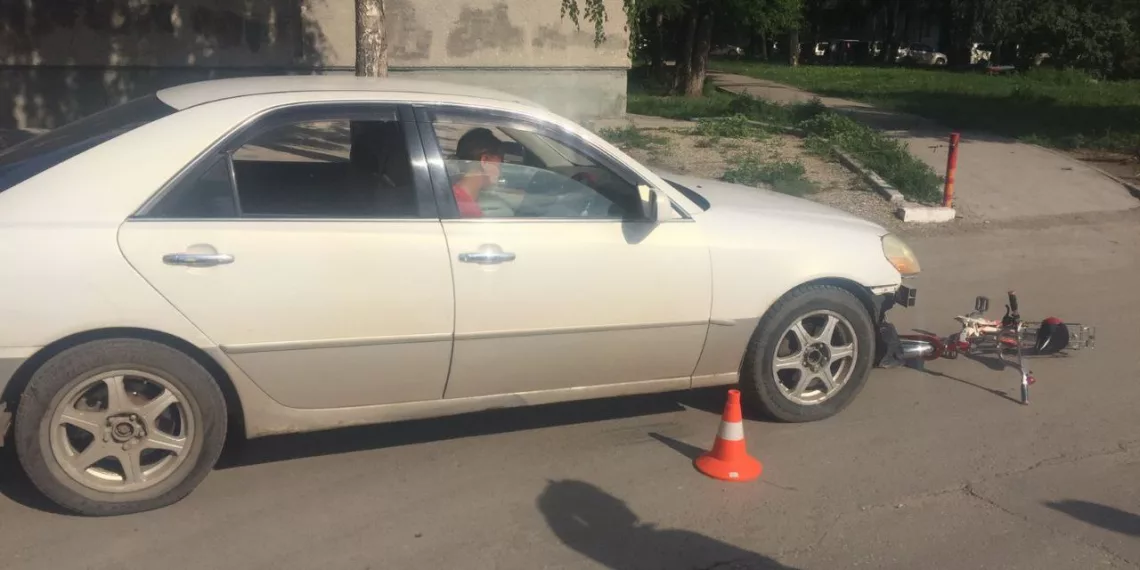 Школьница на велосипеде попала под колеса машины в Новосибирске