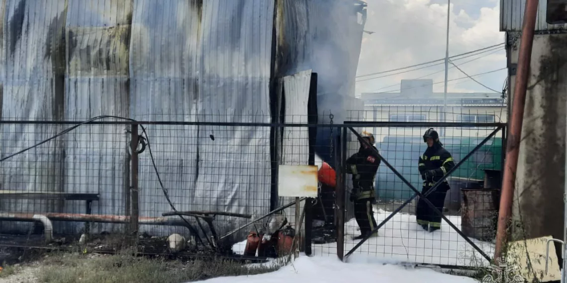 В Новосибирске на улице Петухова загорелось металлическое здание с топливом — есть пострадавшие