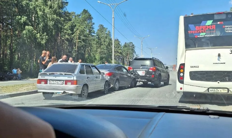 «Жигулёнок на встречку вылетел»: пять автомобилей столкнулись на Бердском шоссе
