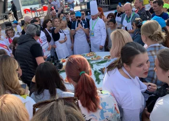 «В Сибири — ЕСТЬ!»: как прошел гастротуристический фестиваль на Михайловской набережной