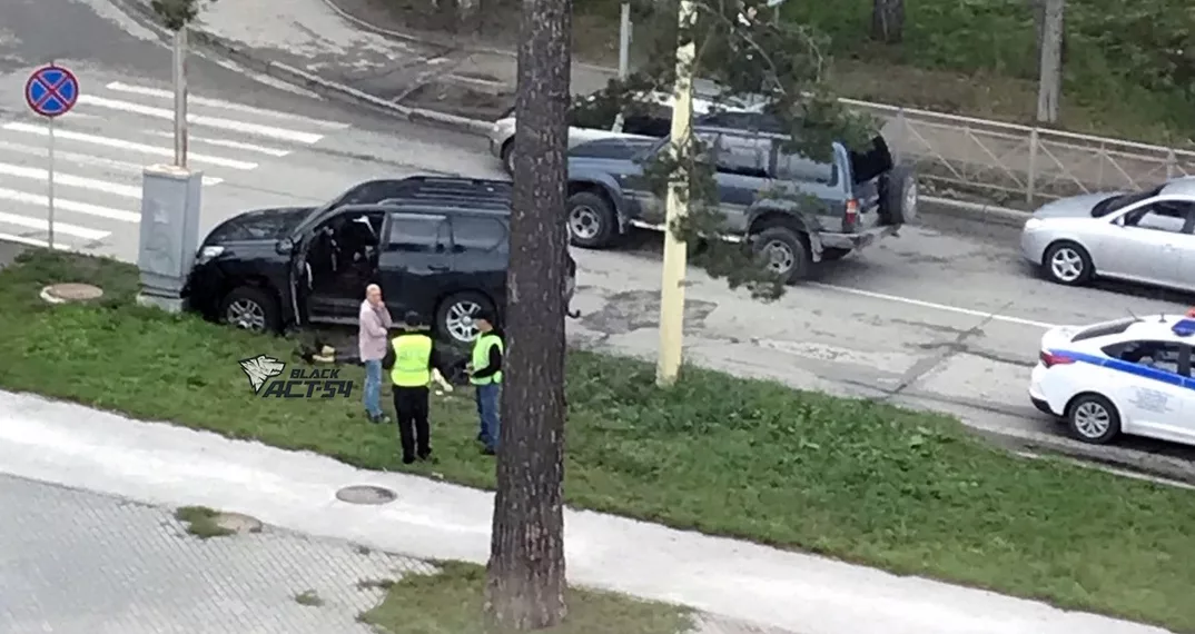 В Академгородке водитель внедорожника потерял сознание и врезался в столб