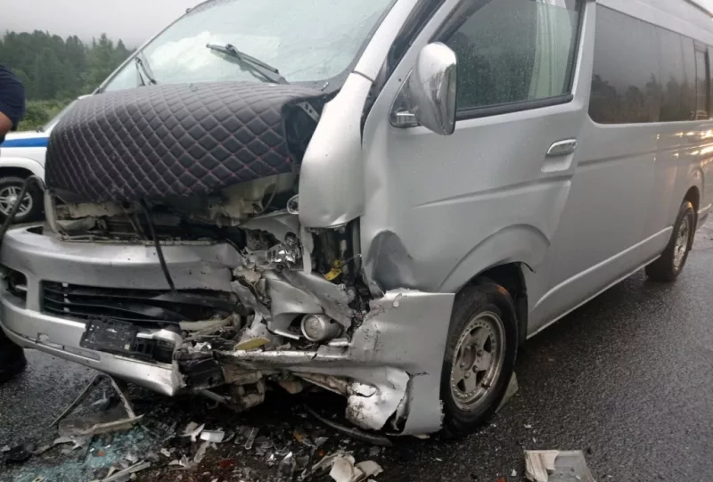 В Республике Алтай автобус с туристам в лобовую столкнулся с легковушкой