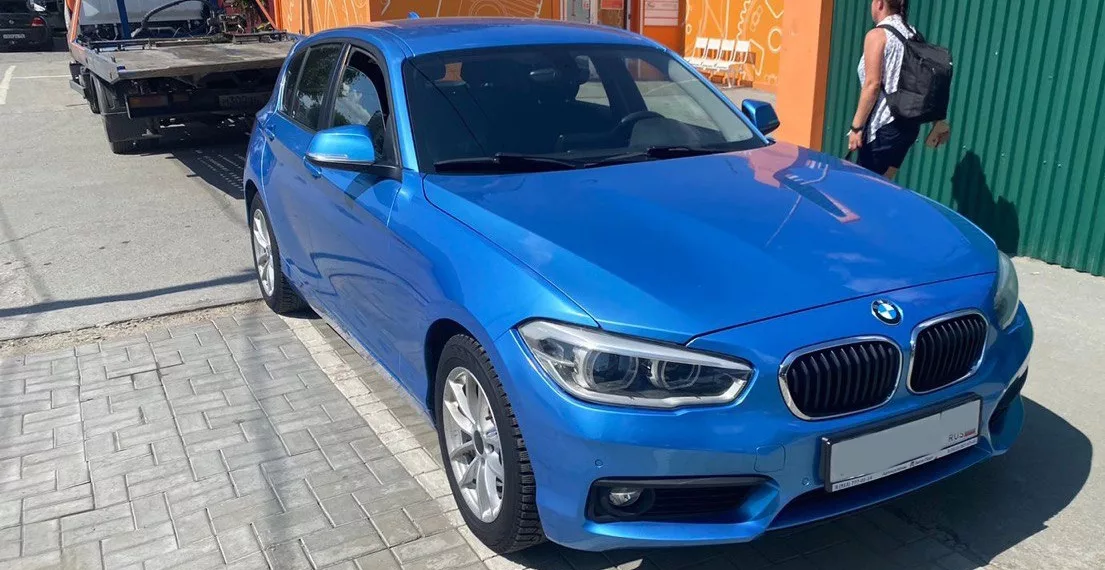 Новосибирские приставы притворились покупателями синего BMW и поймали должницу за руку