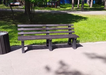 Сбер установил в Сибирских городах скамейки и урны из переработанного пластика