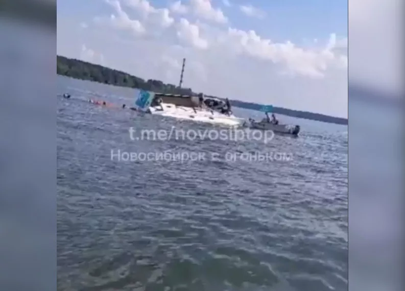 Яхта с флагом десантников перевернулась на Обском море