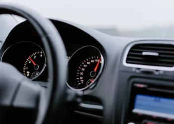 Российским чиновникам снова предложили пересесть на отечественные авто вместо иномарок