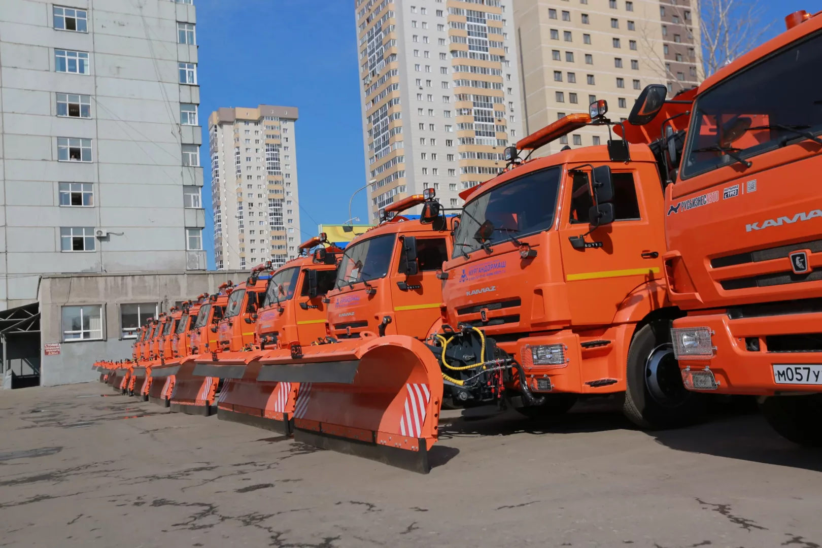 Новосибирск закупил более 50 новых спецмашин для уборки города | НДН.Инфо