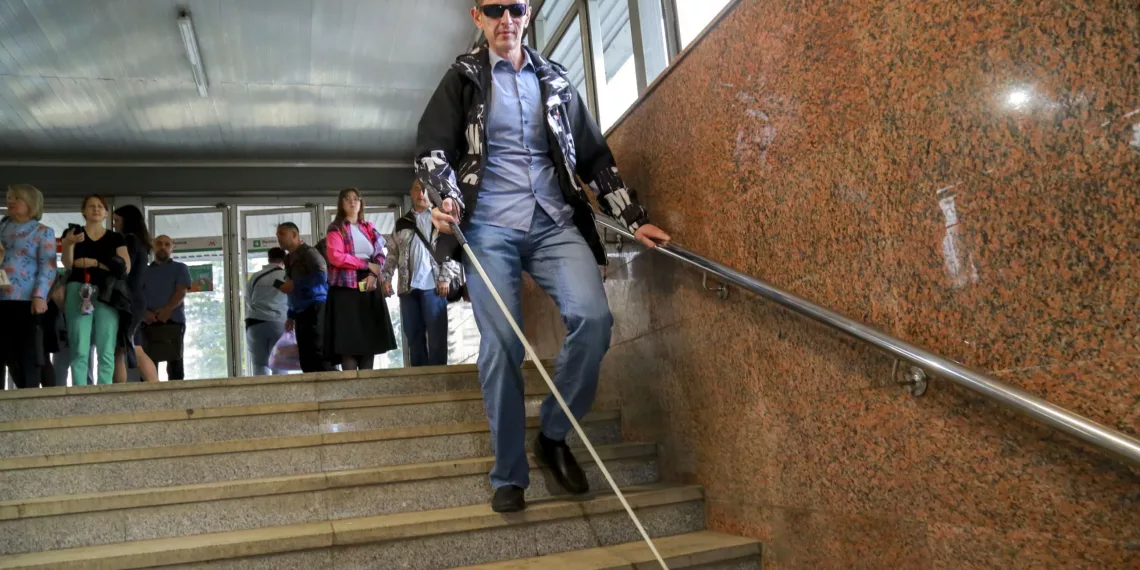 Новосибирцы с нарушениями слуха, зрения и мобильности проверили метро на доступность