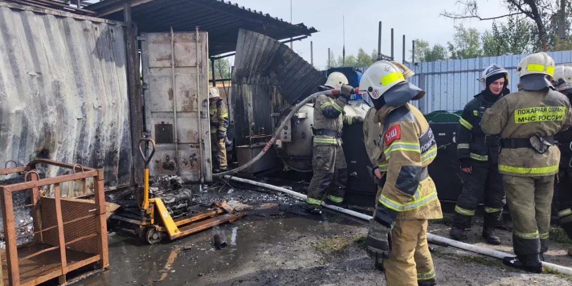 Новосибирец получил сильные ожоги после возгорания контейнера с пиротехникой