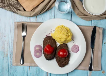 Цена на обед из пюре и котлеты достигла годового максимума в России