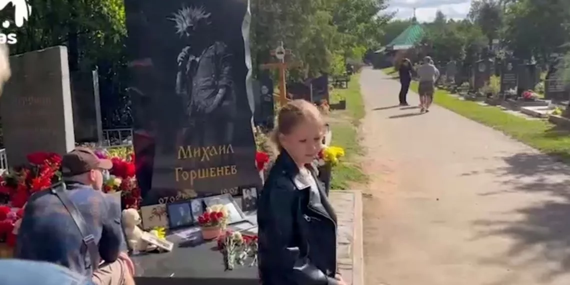 Девятилетняя фанатка группы КИШ из Красноярска уговорила папу съездить на могилу «Горшка»
