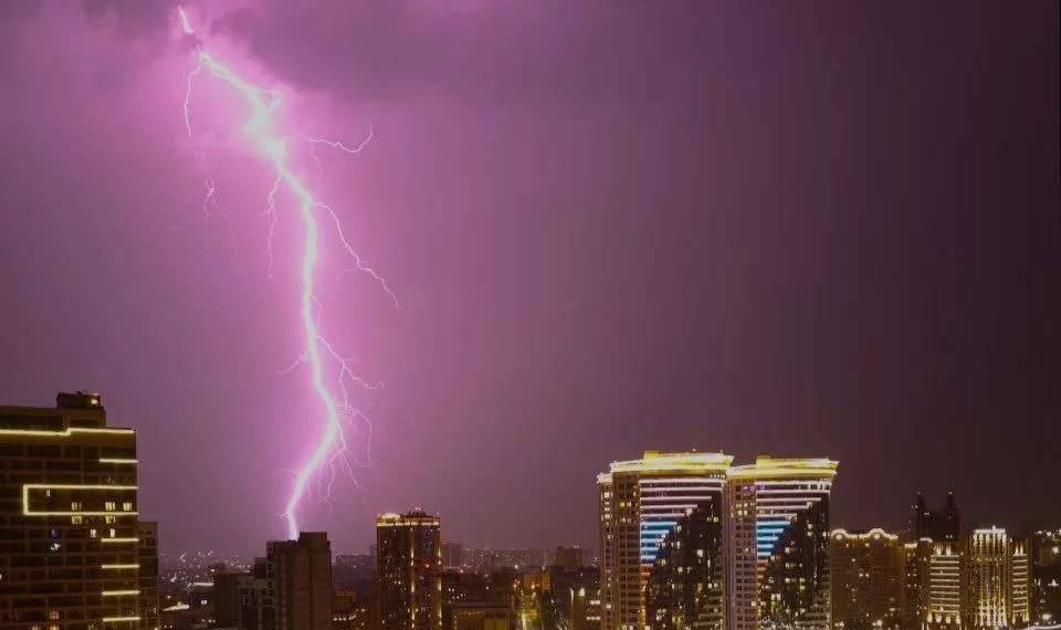 Ночные молнии в Новосибирске устроили пожар в частном доме