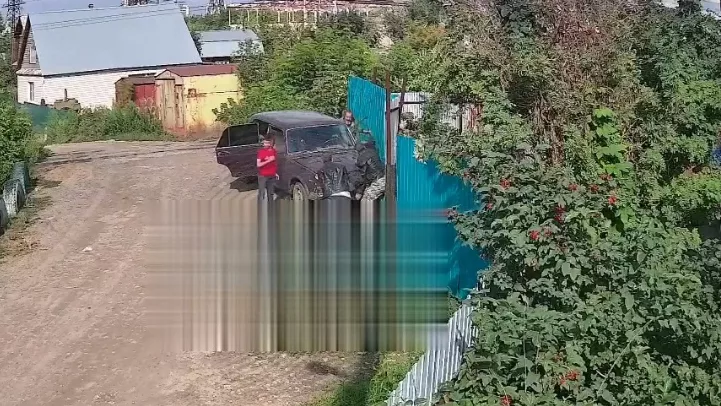 Водитель ВАЗа впечатал в забор велосипедиста в Ленинском районе Новосибирска