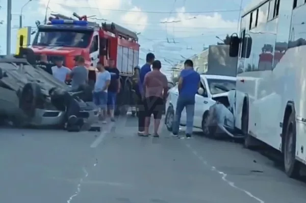 Легковушка встретилась лоб в лоб с пассажирским автобусом в Новосибирске