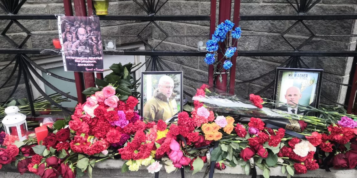 «Скорбим о смерти Пригожина»: новосибирцы устроили стихийный мемориал в память о главе ЧВК «Вагнер»