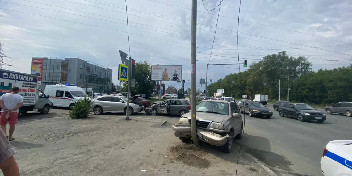 Женщина и ребенок пострадали в массовом ДТП на Гусинобродском шоссе в Новосибирске