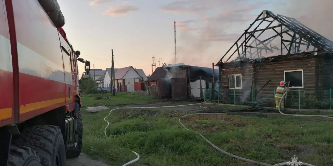 Огонь уничтожил дом многодетной семьи в Новосибирской области