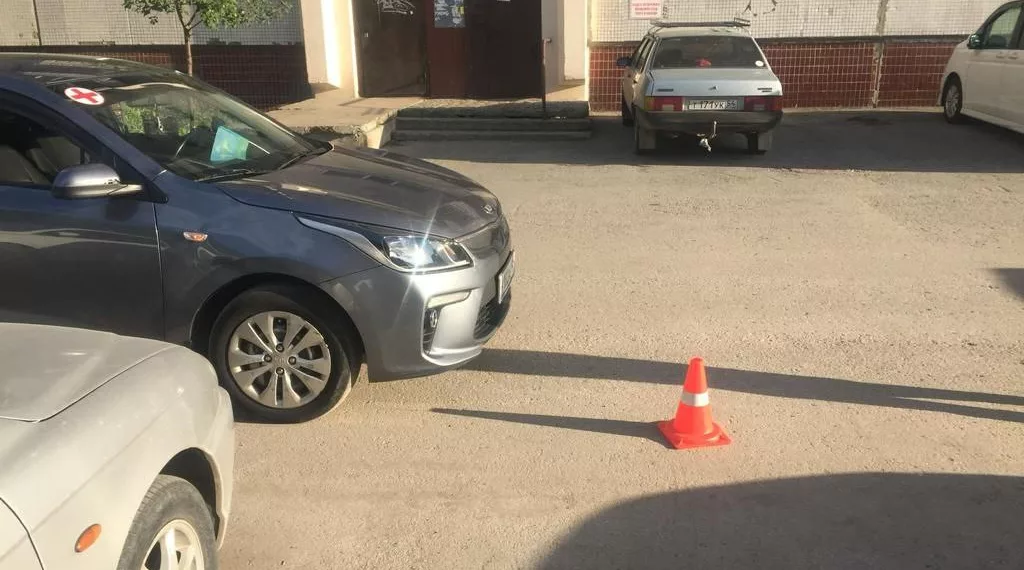 В Новосибирске 11-летний мальчик попал под колеса автомобиля во дворе дома